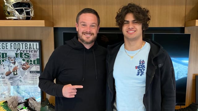 2025 LB Noah Mikhail poses with Oregon head coach Dan Lanning during an unofficial visit.